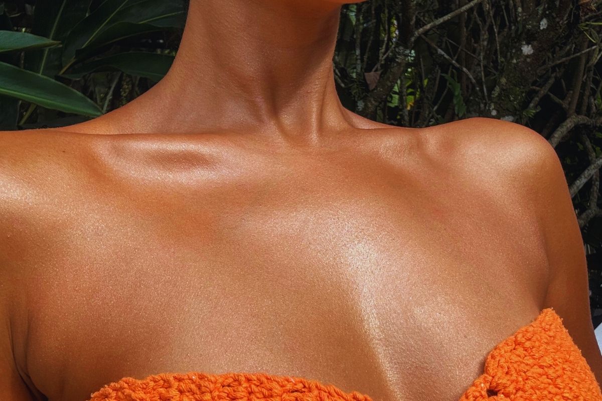 Pele morena com iluminador corporal