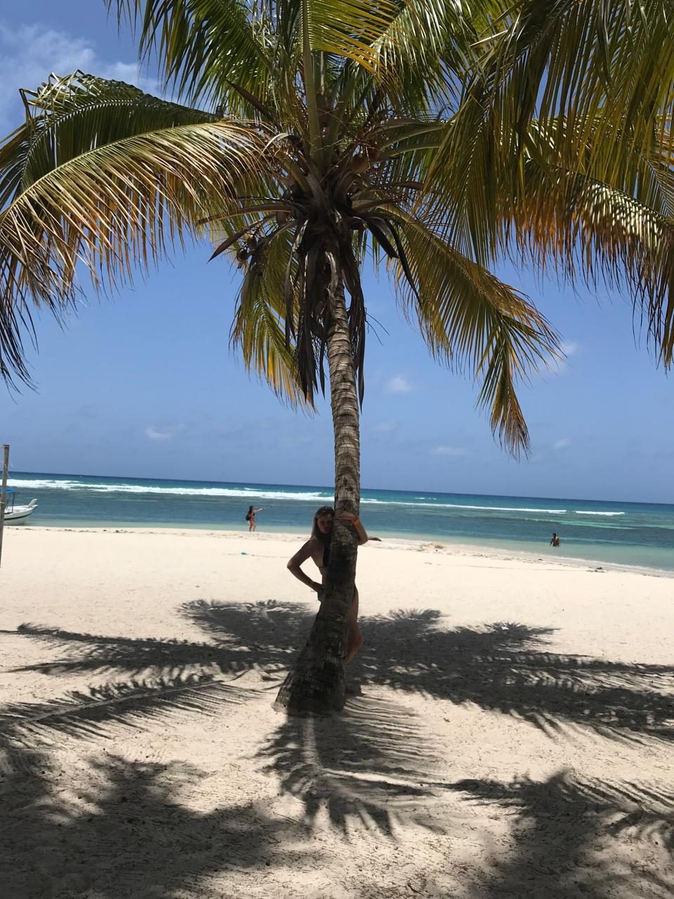 Eu me escondia atrás de uma árvore em todas as fotos. Essa é a nossa história
